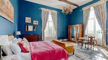 6 bedrooms, desk, iron/ironing board, WiFi