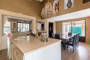 Unclassified image, 5 of 32, button