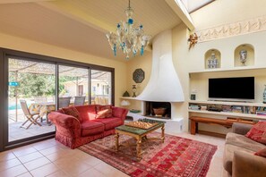 Unclassified image, 4 of 32, button