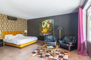 Unclassified image, 3 of 32, button