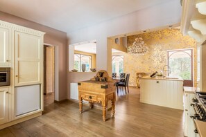 Réfrigérateur, micro-ondes, lave-vaisselle, grille-pain