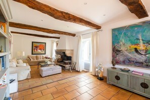 Fernseher, Kamin, DVD-Player