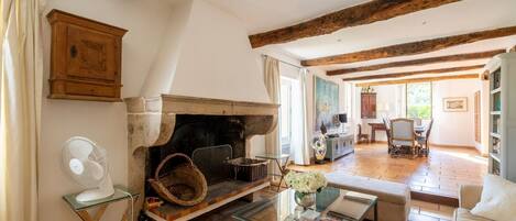 Télévision, cheminée, lecteur de DVD