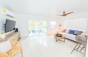 Living area - Great 1-Bedroom at Seagull Steps from 7 Mile Beach (George Town)