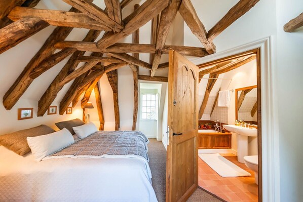 5 bedrooms, iron/ironing board, internet, bed sheets