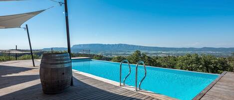 Piscine à débordement, piscine chauffée