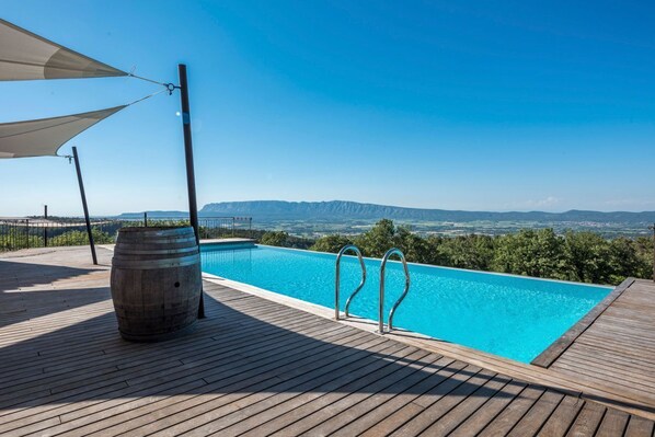 Piscine à débordement, piscine chauffée