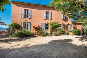 Exterior - Mas Du Chateau - Six Bedroom Villa, Sleeps 14 (Trets)