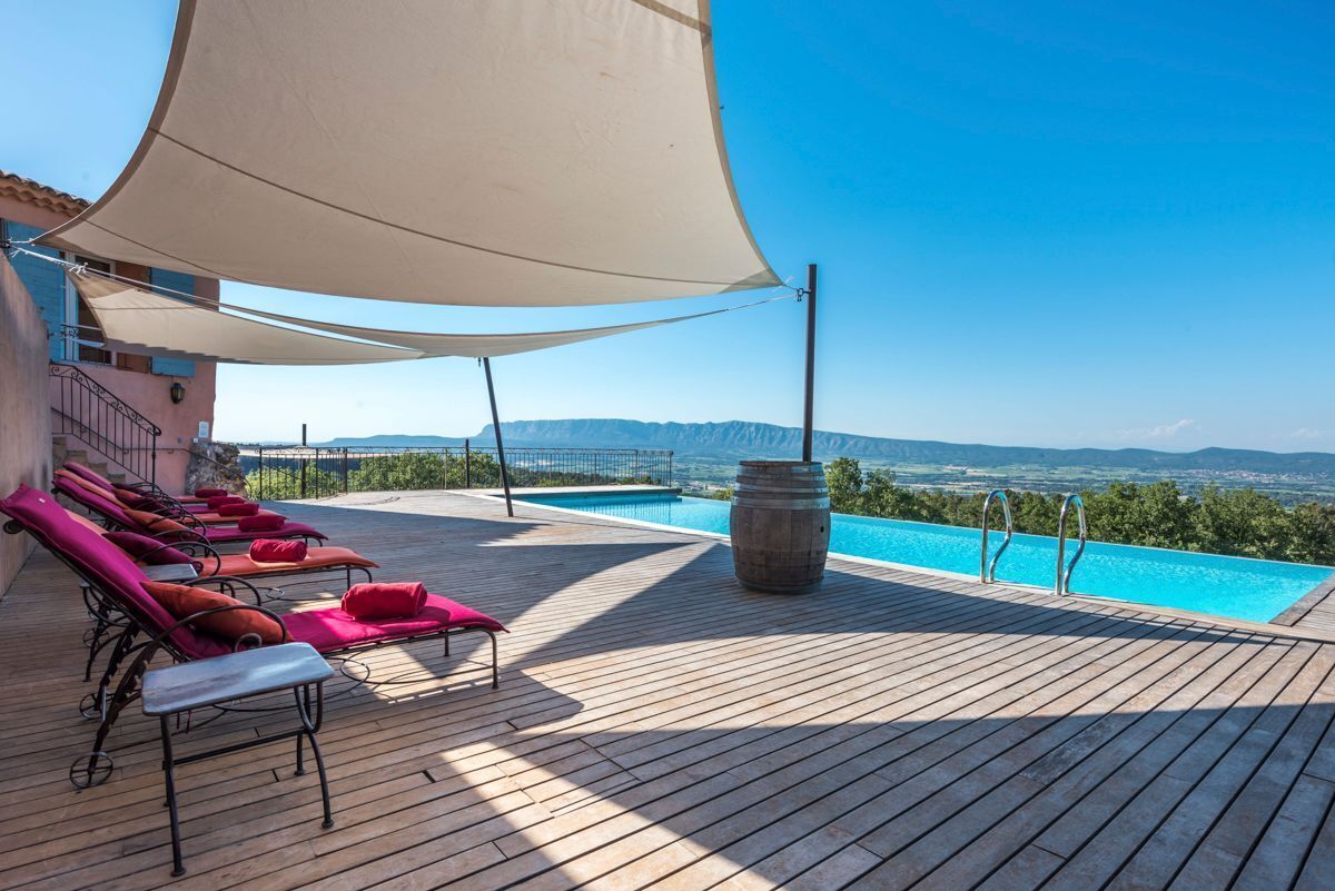 Et evighetsbasseng og et oppvarmet basseng