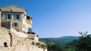 Ein Steinhaus mit Balkon und Blick ins Grüne.