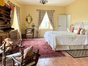 6 habitaciones, tabla de planchar con plancha, wifi y ropa de cama 