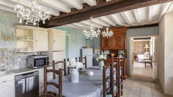 Een koelkast, een vaatwasser