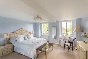 4 bedrooms, iron/ironing board, internet, bed sheets