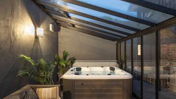 Indoor spa tub