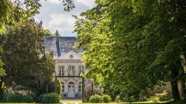 A traditional building with a symmetrical facade, arched windows, and a central entrance. - Chateau Falaises - Nine Bedroom Castle, Sleeps 15 (Ingouville)