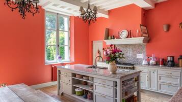Oven, dishwasher, toaster, highchair