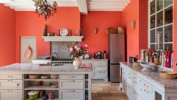 Ovn, oppvaskmaskin, brødrister og høy barnestol