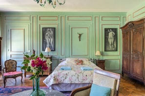 9 chambres, fer et planche à repasser, Wi-Fi, draps fournis