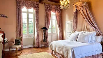 5 slaapkamers, een bureau, een strijkplank/strijkijzer, internet