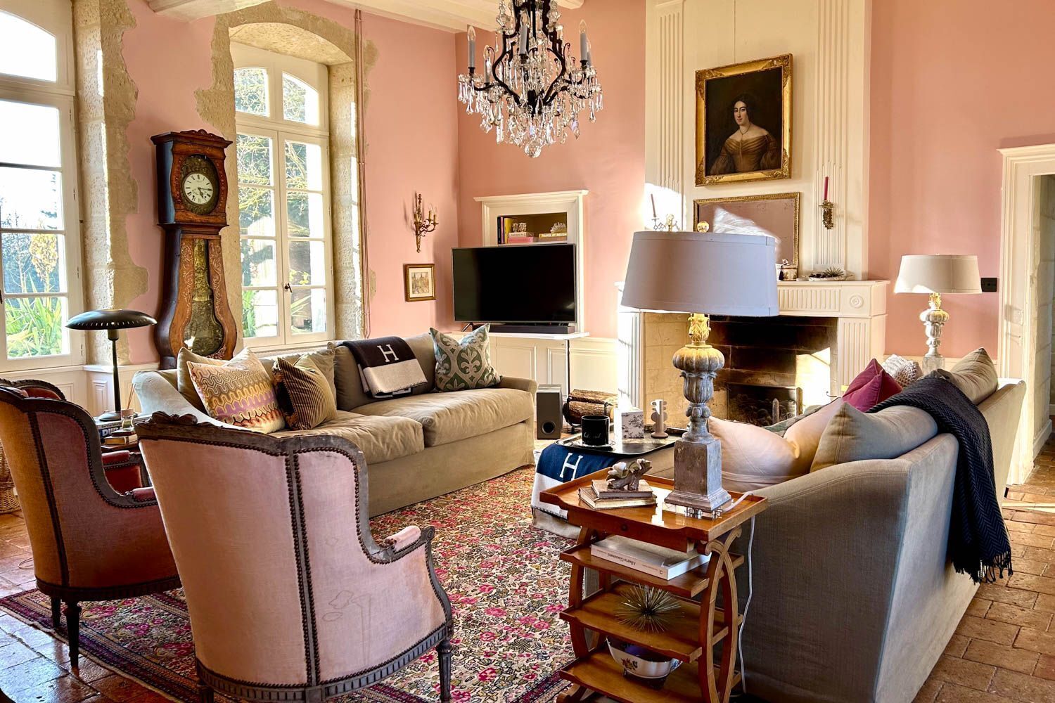 Smart TV, fireplace, DVD player, table football