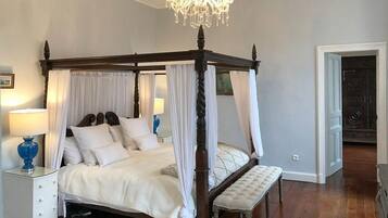 5 bedrooms, iron/ironing board, Internet, bed sheets