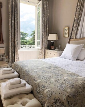 5 bedrooms, iron/ironing board, internet, bed sheets