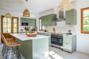 ثلاجة، ميكروويف، فرن، غسالة أطباق