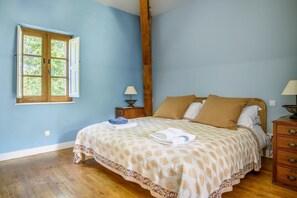 4 bedrooms, iron/ironing board, WiFi, bed sheets