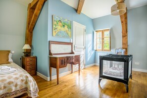 4 عدّة غرف نوم ومكواة/لوح كي وواي فاي وملاءات أسرّة