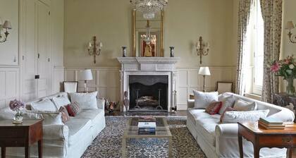Chateau Des Amours - Eight Bedroom Castle, Sleeps 16