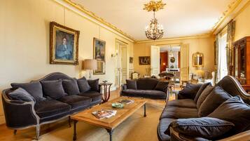 Smart TV, fireplace, foosball, table tennis