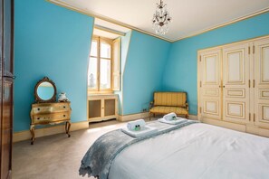 7 bedrooms, iron/ironing board, internet, bed sheets