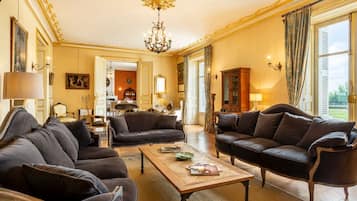 Smart-tv, een open haard, tafelvoetbal en een tafeltennistafel