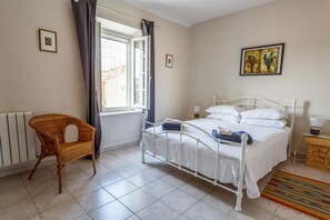 4 bedrooms, desk, iron/ironing board, bed sheets