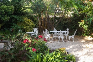Outdoor dining - Villa Du Midi - Four Bedroom Villa, Sleeps 8 (Cruzy)