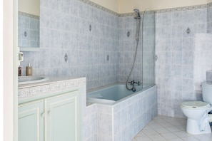 A bathroom with a bathtub, toilet, and sink. - Villa Du Midi - Four Bedroom Villa, Sleeps 8 (Cruzy)