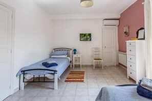 4 bedrooms, desk, iron/ironing board, bed sheets