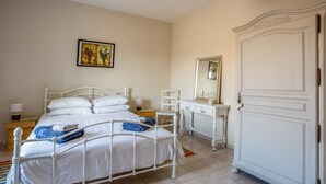 Room - Villa Du Midi - Four Bedroom Villa, Sleeps 8 (Cruzy)