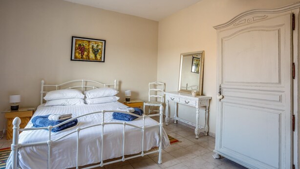 4 slaapkamers, een bureau, een strijkplank/strijkijzer, wifi