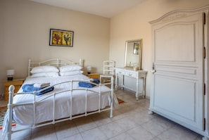 4 bedrooms, desk, iron/ironing board, bed sheets