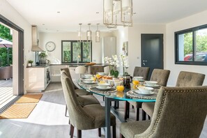 Dining - Maison Du Lac - Four Bedroom Villa, Sleeps 8 (Carcans)