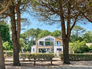 Exterior - Maison Du Lac - Four Bedroom Villa, Sleeps 8 (Carcans)