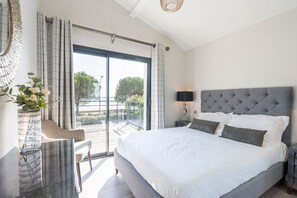 4 bedrooms, iron/ironing board, Internet, bed sheets - Maison Du Lac - Four Bedroom Villa, Sleeps 8 (Carcans)