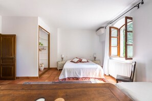3 bedrooms, iron/ironing board, Internet, bed sheets - Villa Des Papes - Three Bedroom Villa, Sleeps 8 (Le Pontet)