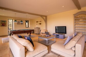 Smart TV, table tennis
