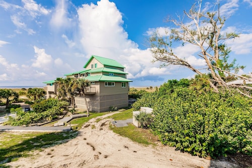 Secluded Little Gasparilla Island - minutes from the beach.