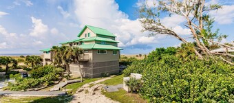 Secluded Little Gasparilla Island - minutes from the beach.