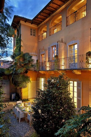 Outdoor dining - Palazzo Novara - Four Bedroom Castle, Sleeps 8 (Vacciago)