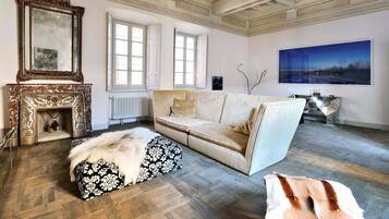 Een flatscreentelevisie, een open haard, een dvd-speler en een printer