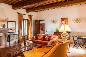 Una Smart TV, una chimenea, un reproductor de DVD